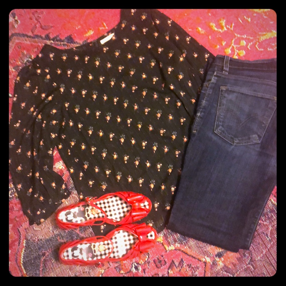 🎀 NWT Navy Swiss Dot & Roses Button-Back Blouse🎀